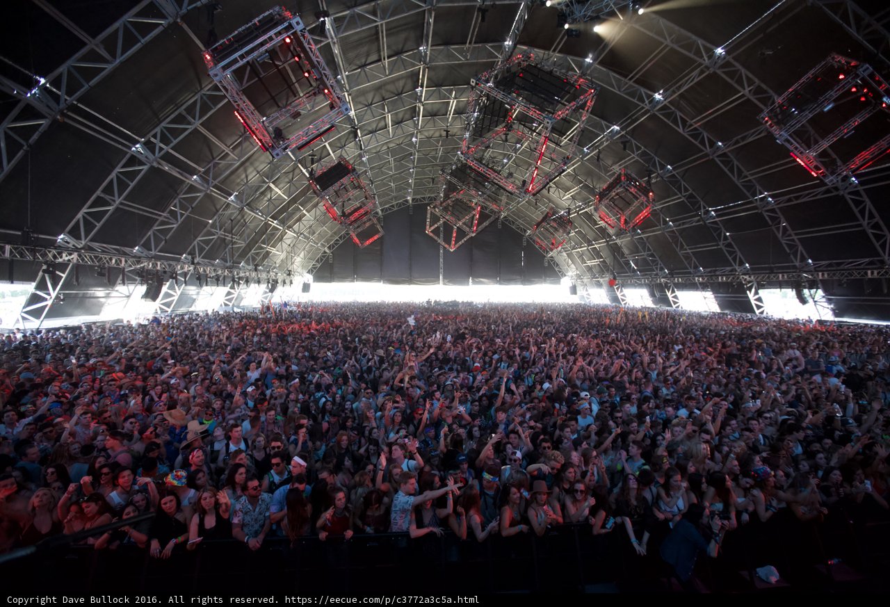 Coachella 2016: Epic Crowd at Main Stage