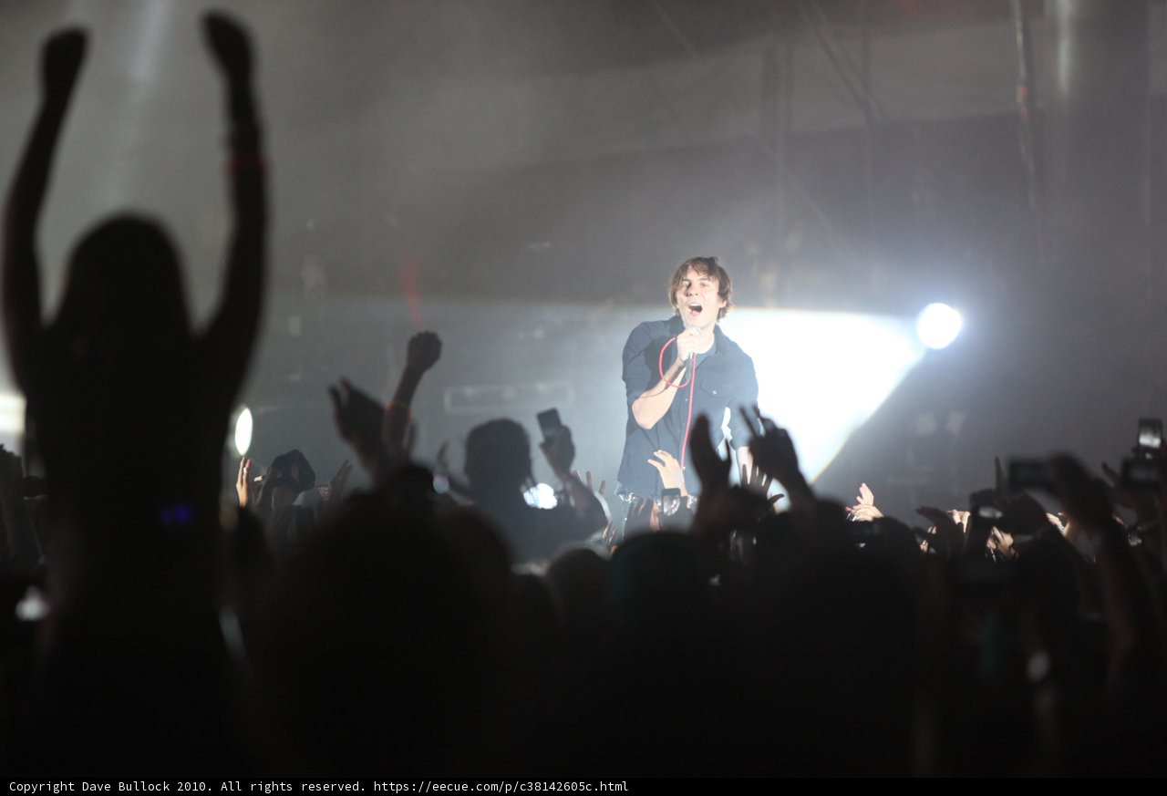 Thomas Mars Rocking the Crowd