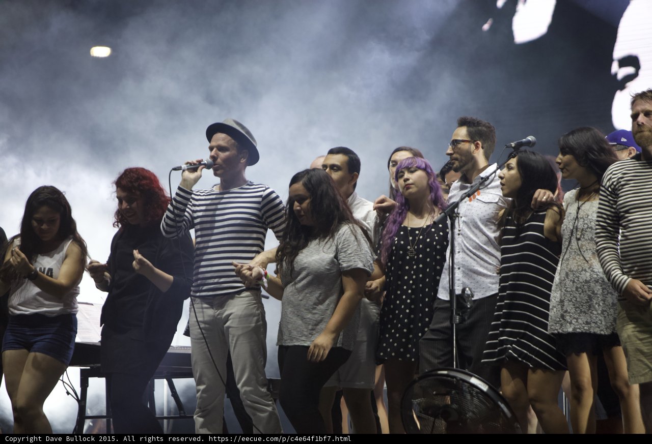 Belle and Sebastian Stuart Murdoch Singing Fans On Stage ANA Tank Red Hair Purple Hair