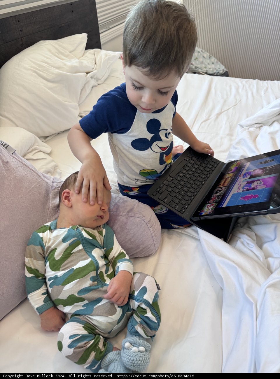 Sibling Bonding and Screen Time