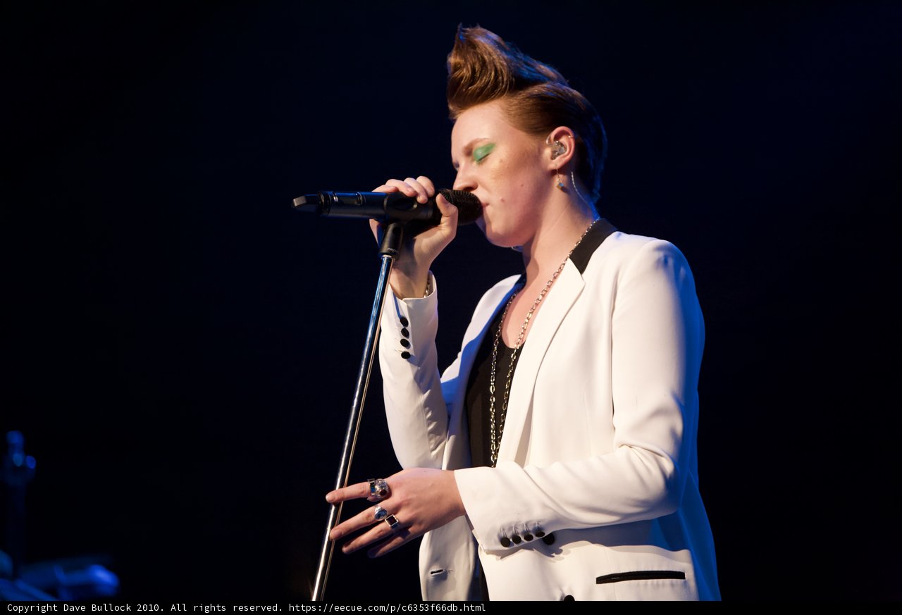 White-clad Songstress