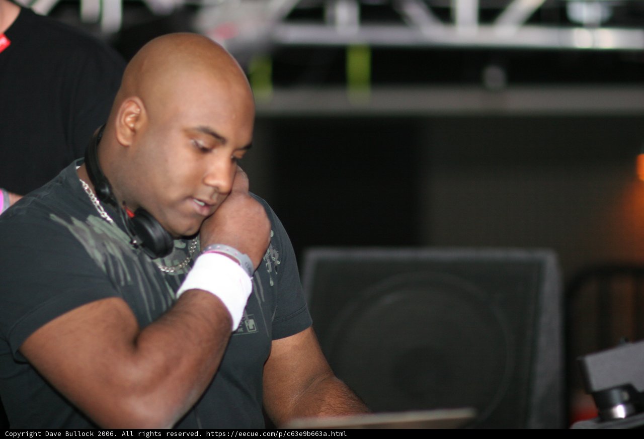 Grooving Deejay