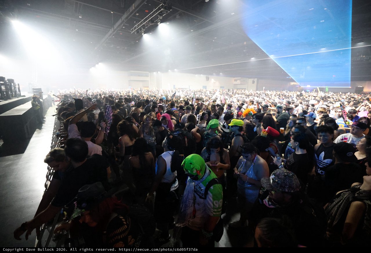 Massive Indoor Crowd Surges at Wobbleland 2026