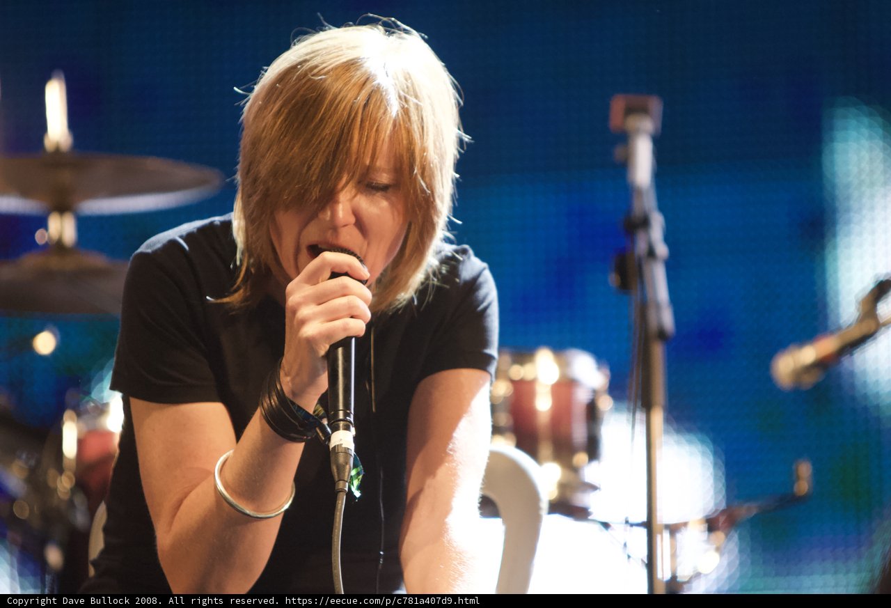 Blonde Bombshell Belts It Out at Coachella 2008