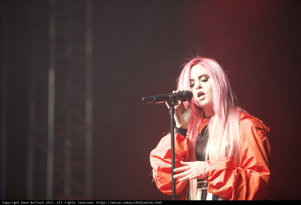 Spotlight on the Pink-haired Solo Performer