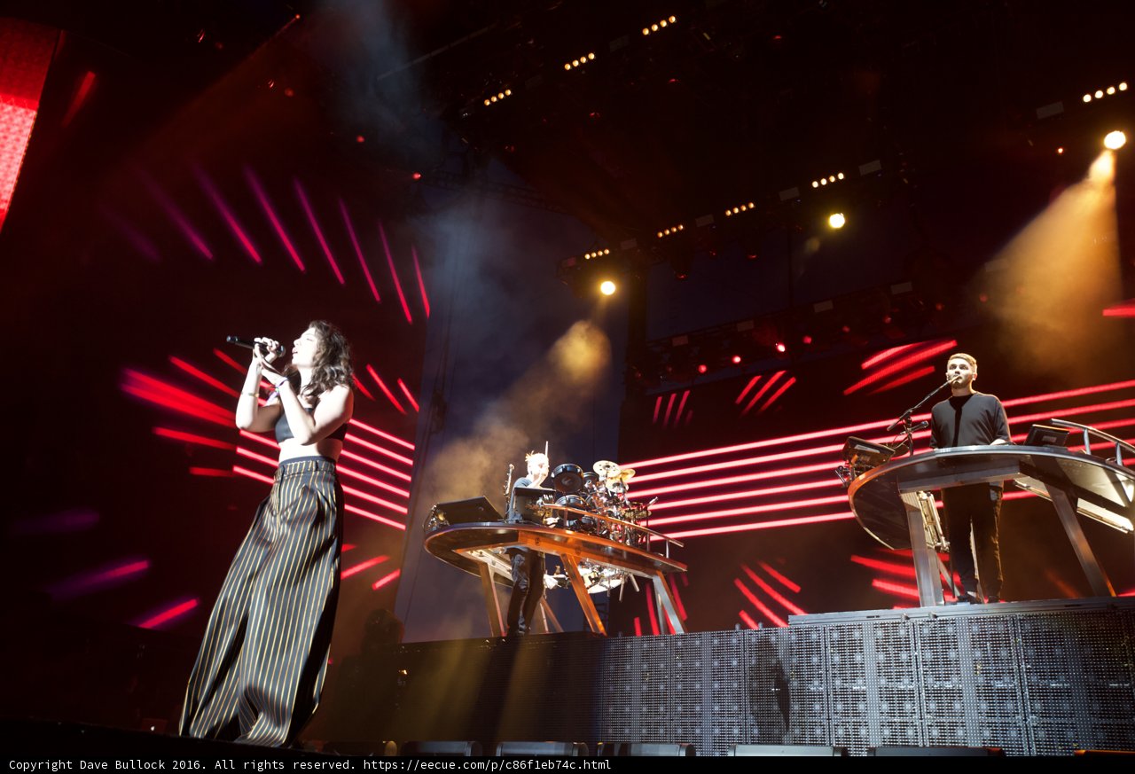 Three's a Crowd: Gloria Estefan, James Arthur and a Mystery Woman on Stage