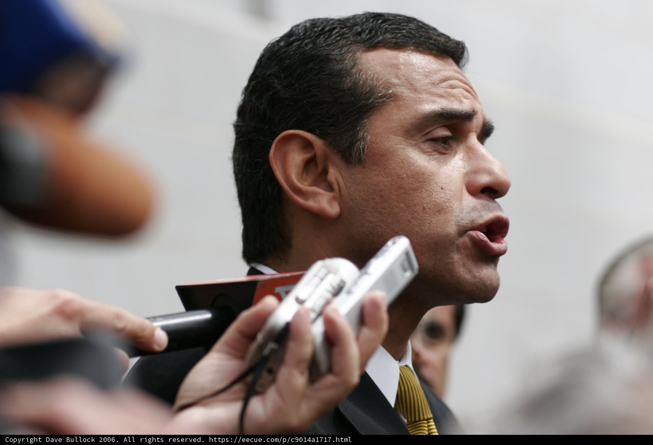 Mayor Villaraigosa Addresses Reporters