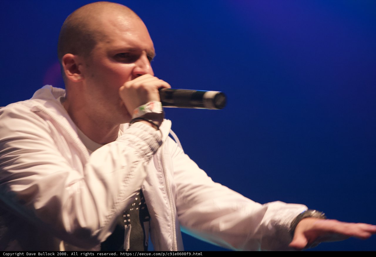 Stateside Singer Takes the Stage