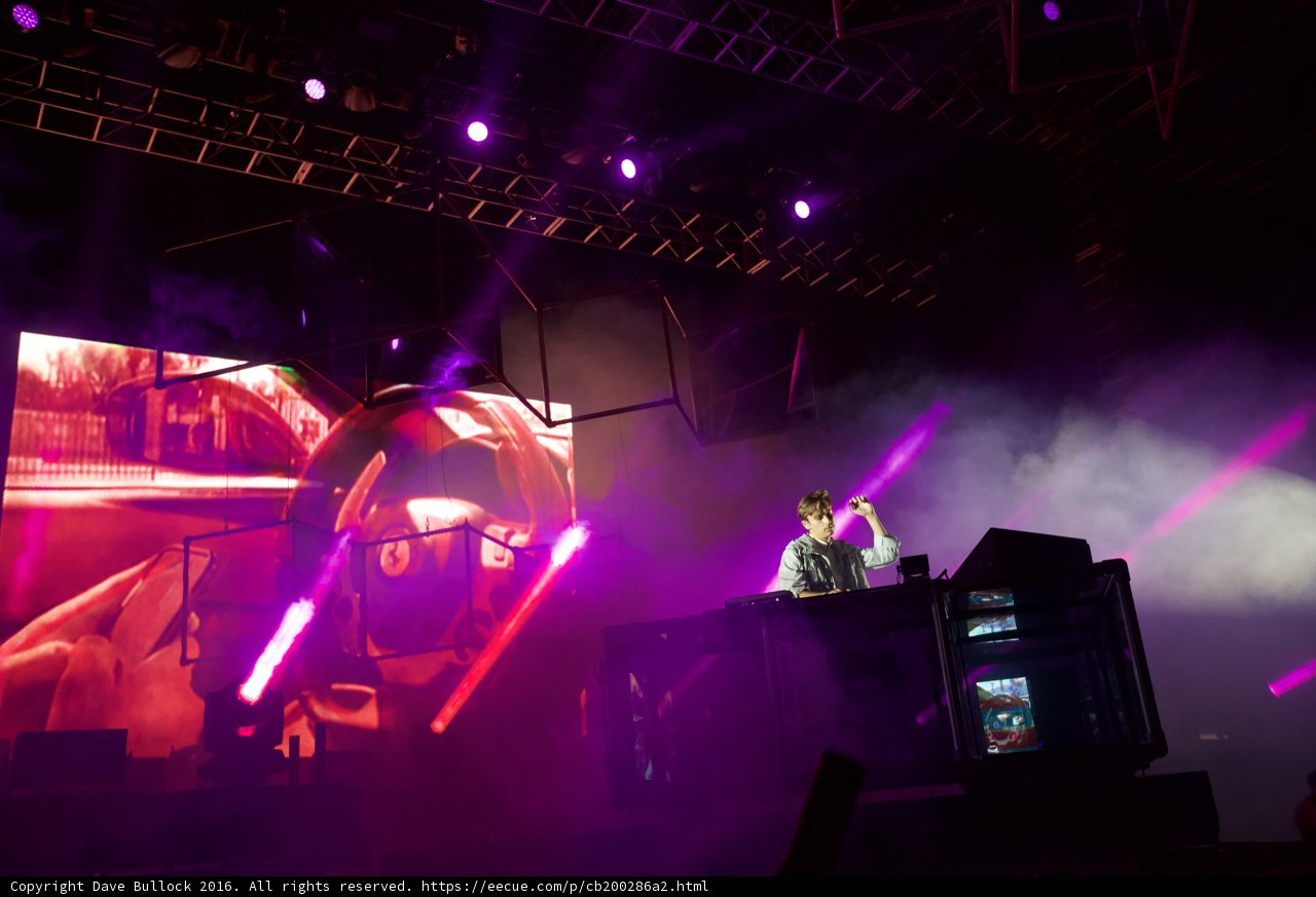 Flume electrifies the crowd with his beats