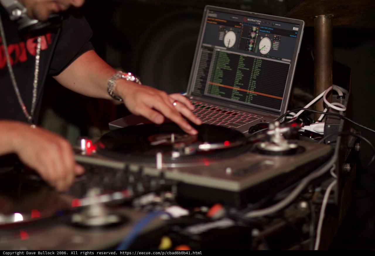 DJ Set Thrills the Crowd!