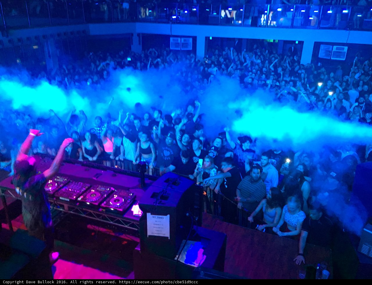 Smoke and Melodies: The Vibe of Nightlife