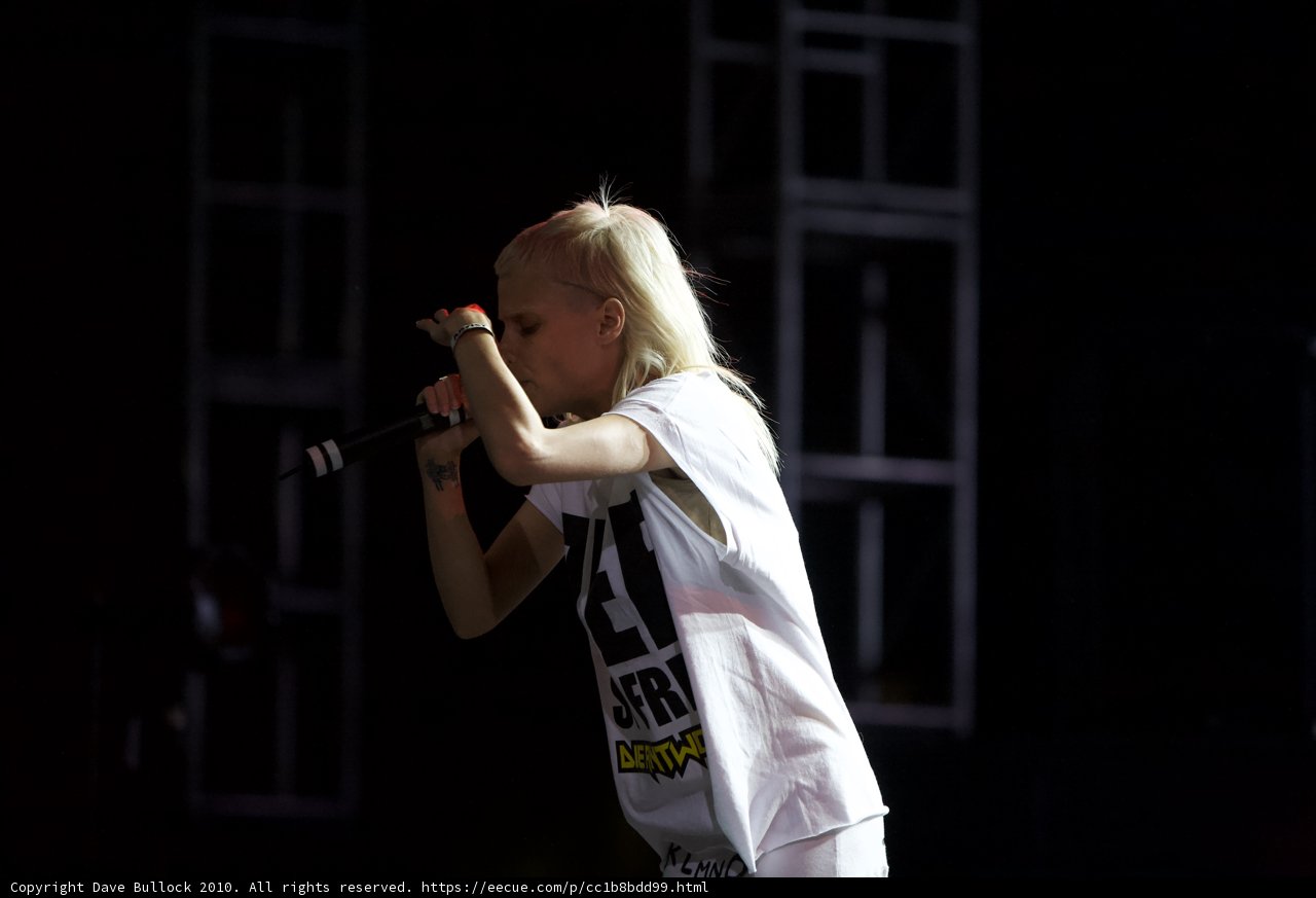 Marta Cusidó electrifies with her solo performance at Coachella 2010