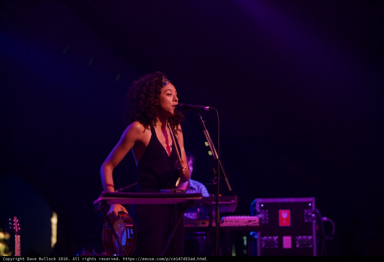 Corinne Bailey Rae mesmerizes the crowd with keyboard performance