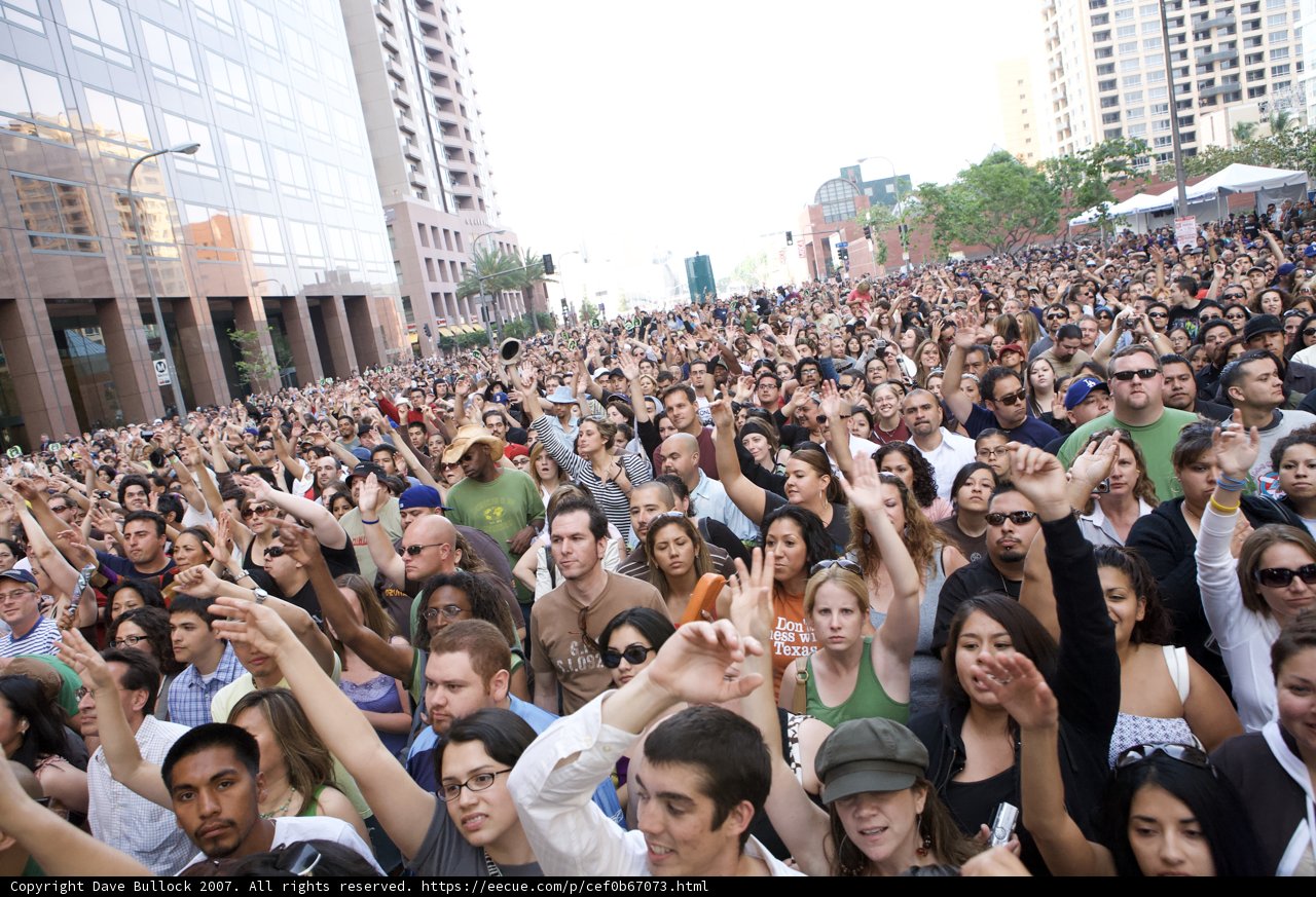 Grand Performance Draws Massive Crowd in 2007