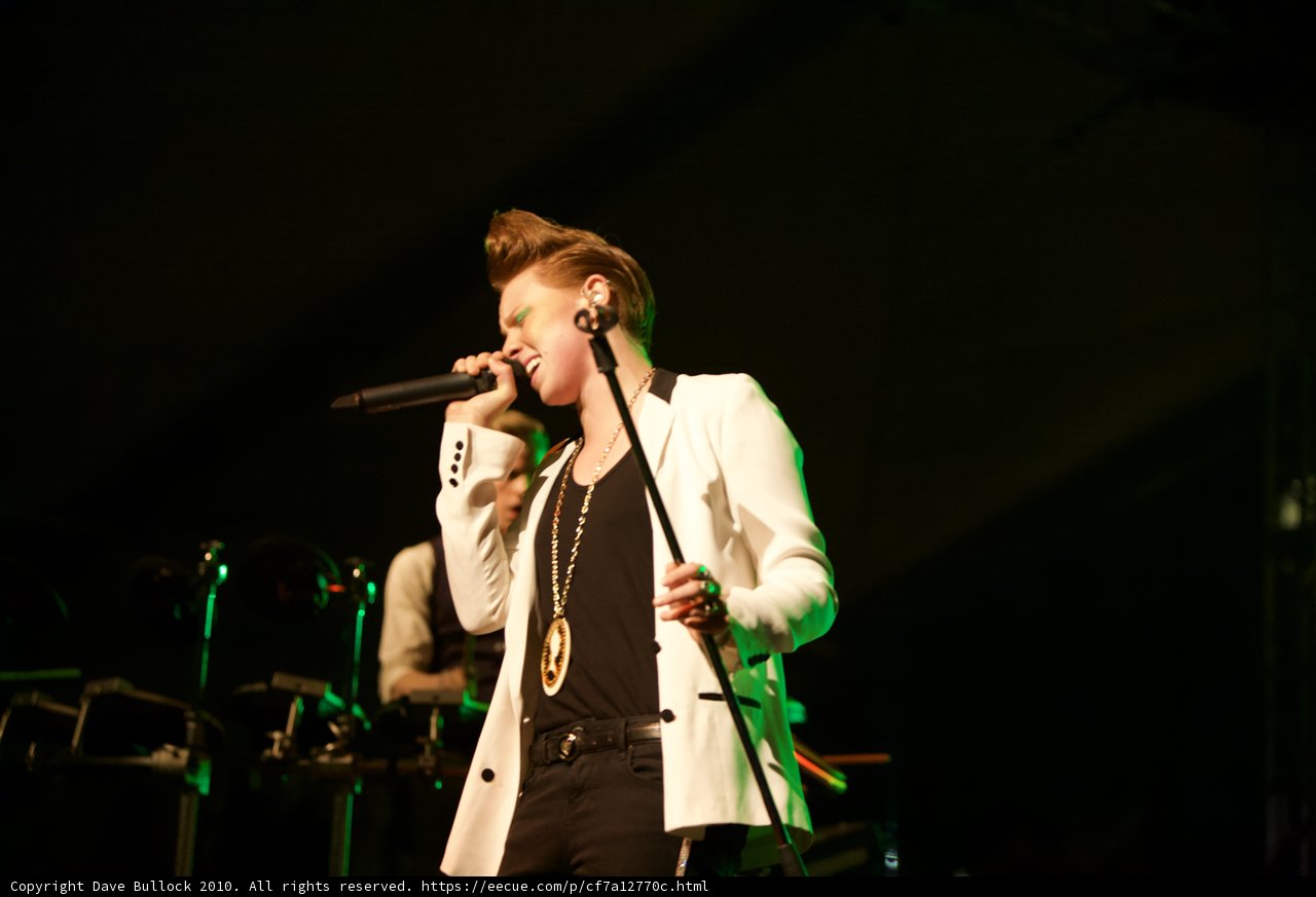 Crowd-roaring Performance