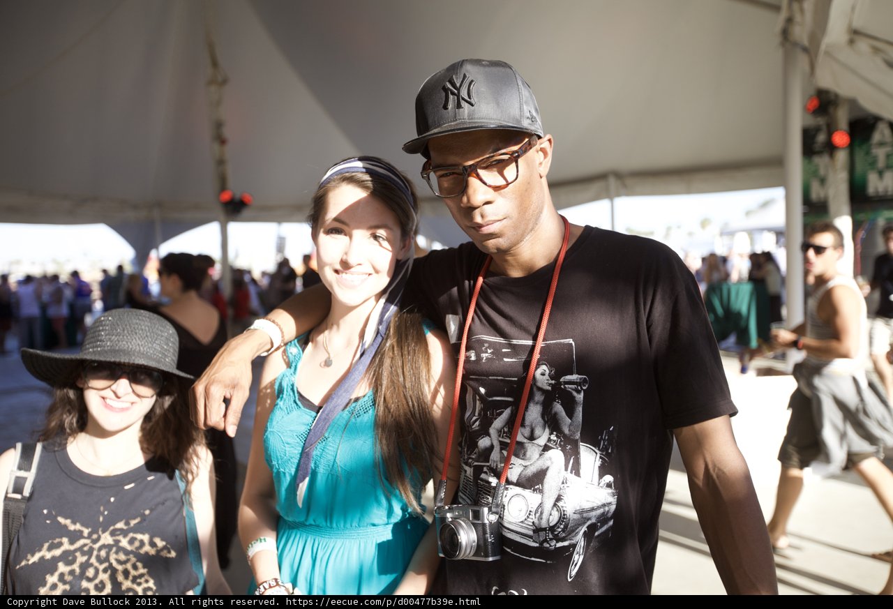 Hat-wearing couple enjoying Coachella