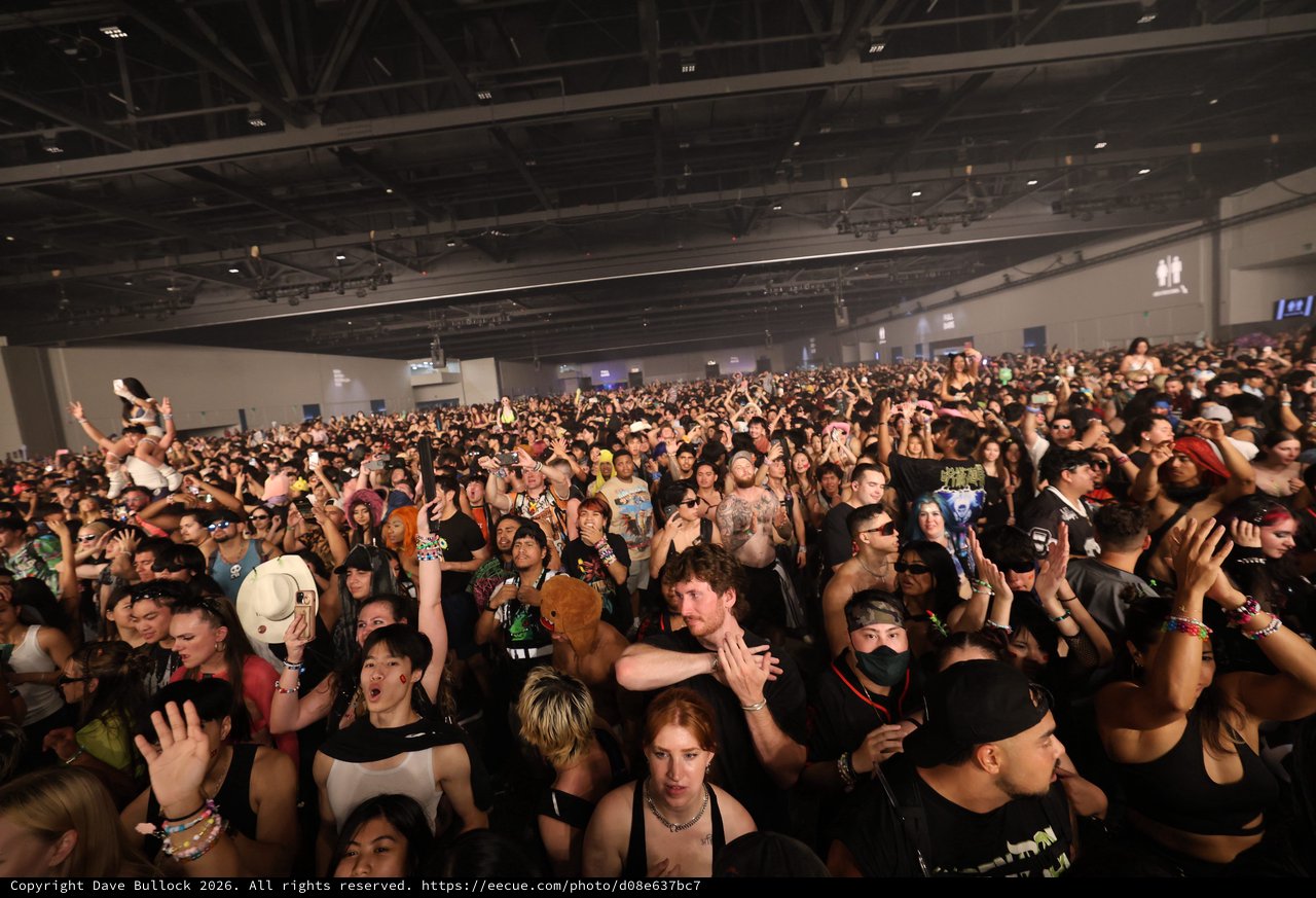 Massive Indoor Crowd Surges at Wobbleland 2026