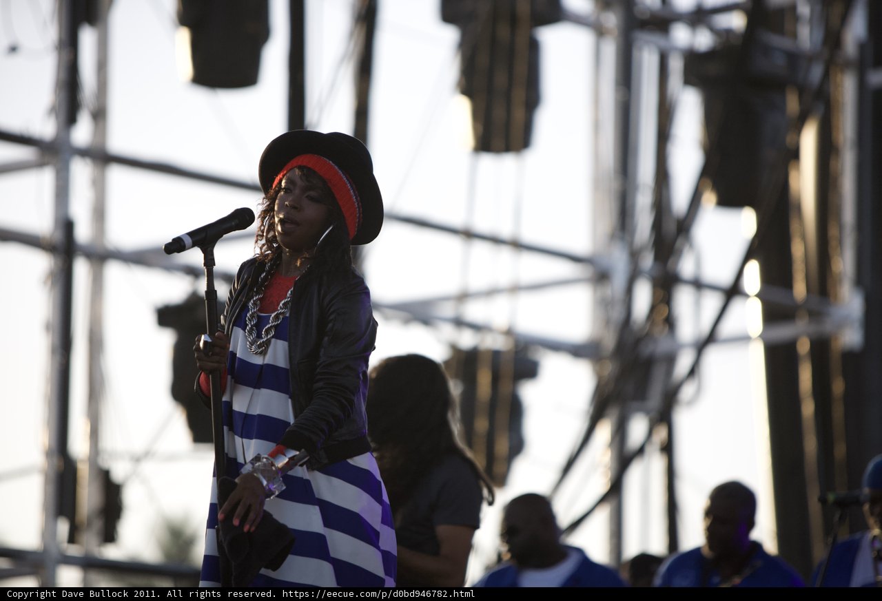 Lauryn Hill Steals the Show with Solo Performance at Coachella