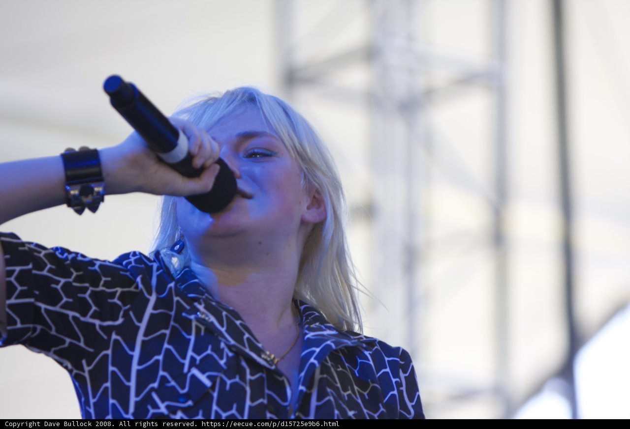 Coachella 2008: Blonde Entertainer Rocks the Mic