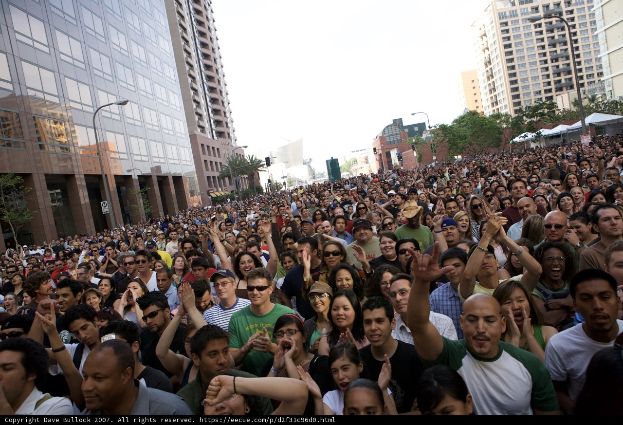 Grand Outdoor Concert Draws Impressive Crowds