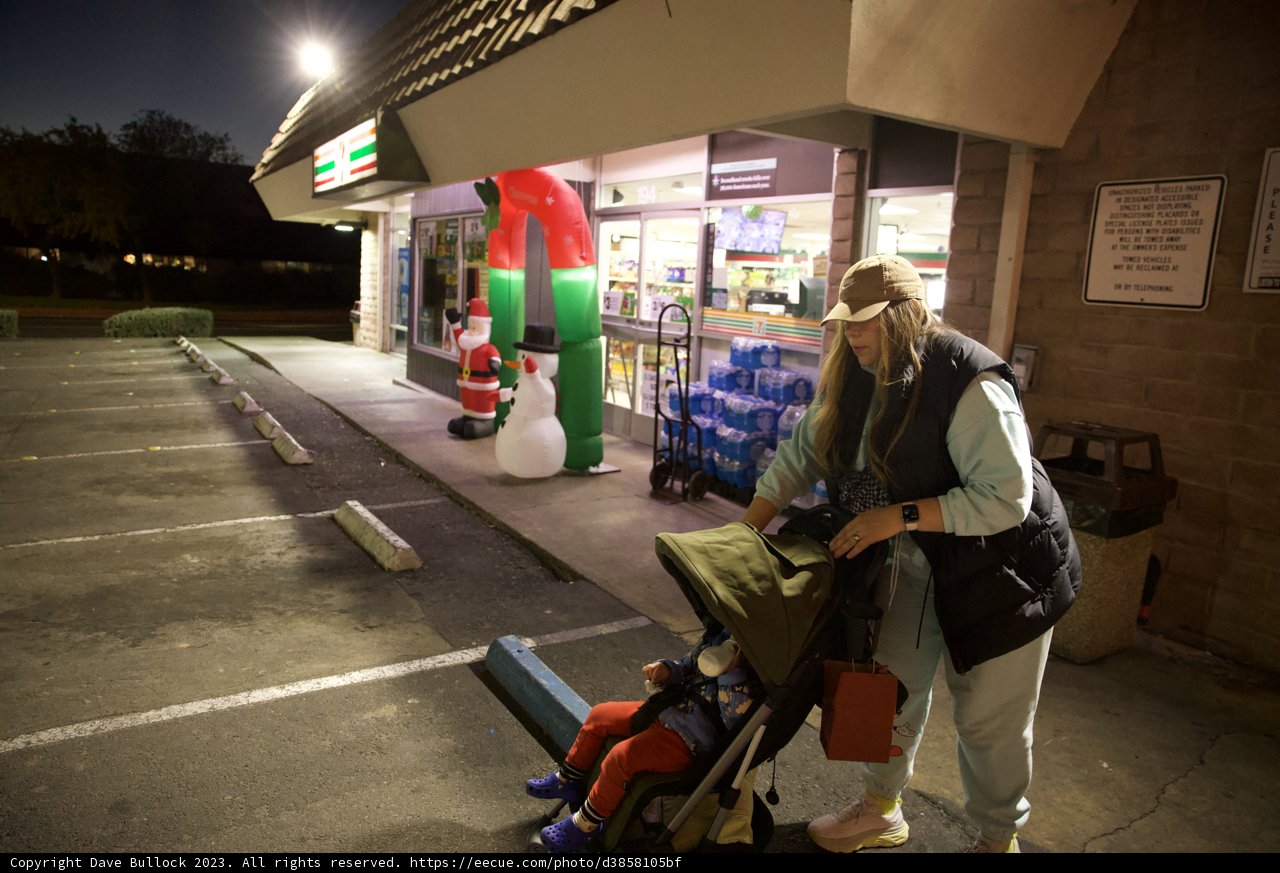 Motherhood in Motion: An Evening Stroll in Downtown Sonoma