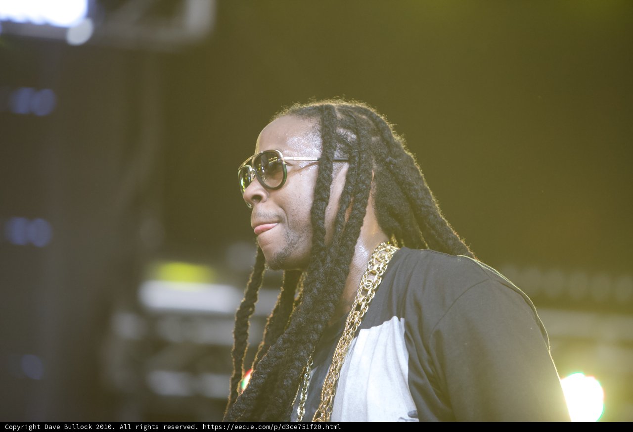 2 Chainz Rocks the Stage with His Dreadlocks and Shades