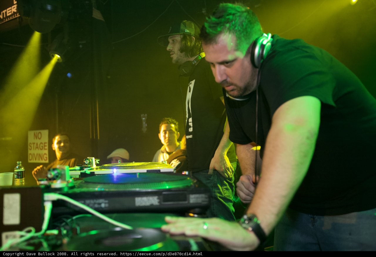 AK1200 spinning hits at the Stateside nightclub
