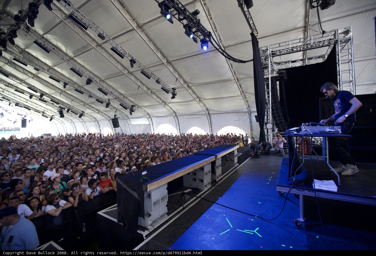 Coachella 2008: Packed House in the Tent