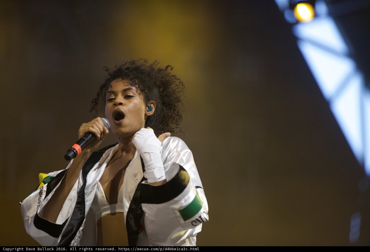 White Jacket Singer Takes Center Stage at Coachella