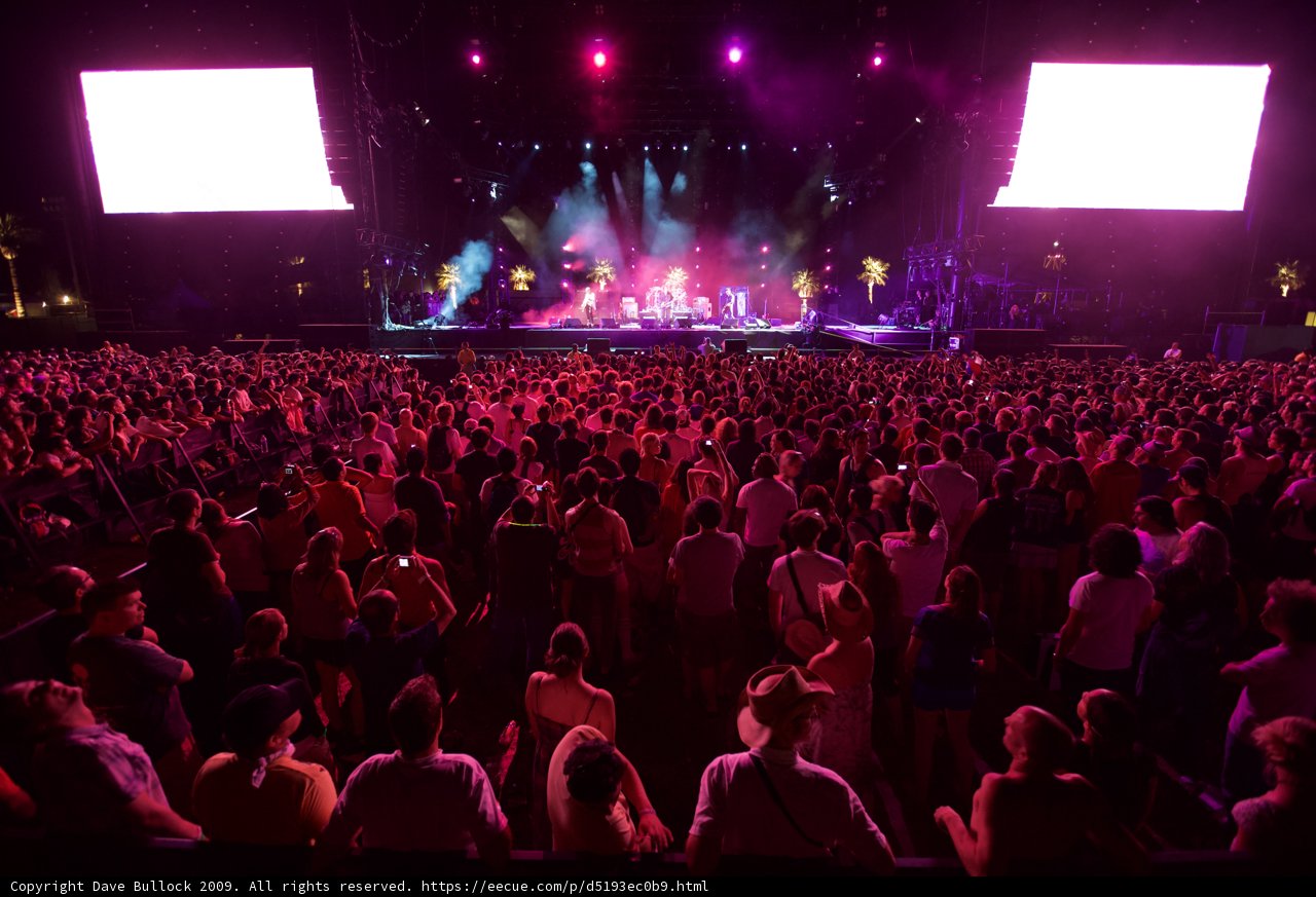 Coachella 2009: Pink Spotlight on the Urban Crowd
