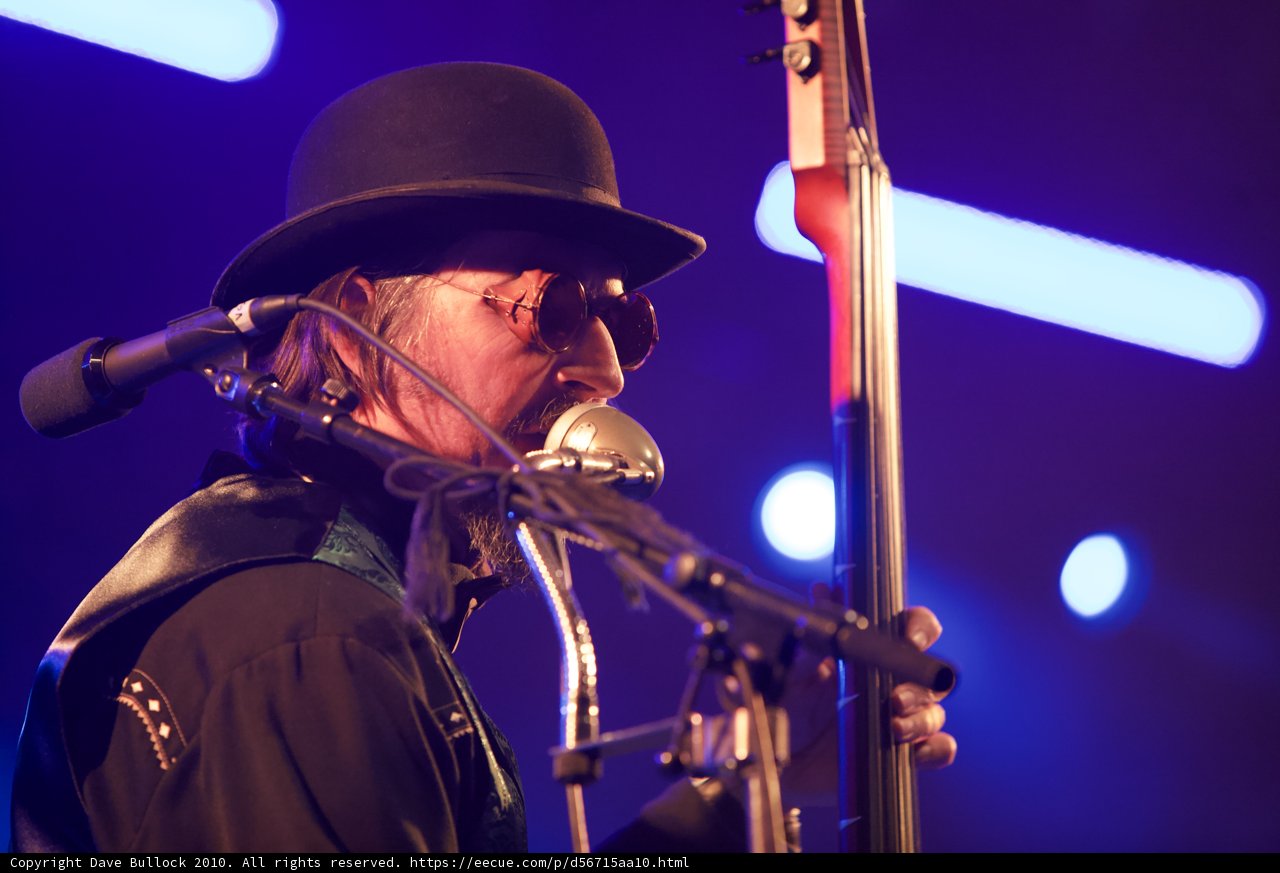 Les Claypool brings down the house with his guitar