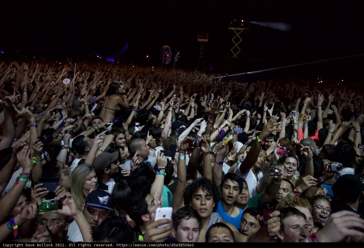 Sunday Funday Concert: Hands Up for the Crowd!