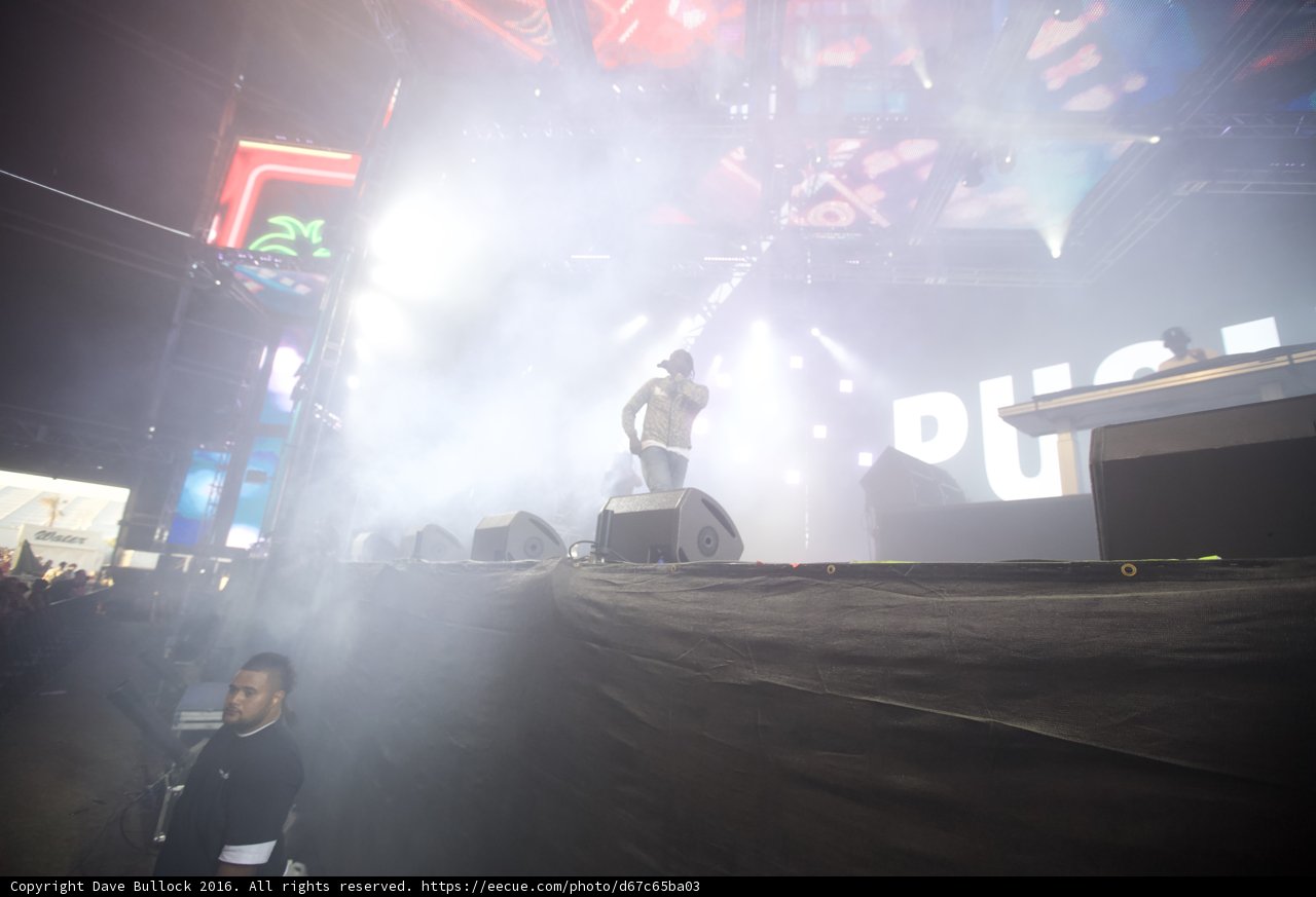 Smoke-filled Solo Performance