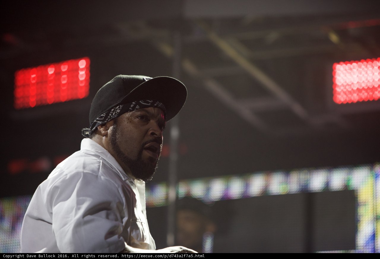 Ice Cube Rocks the Stage in Classic Style