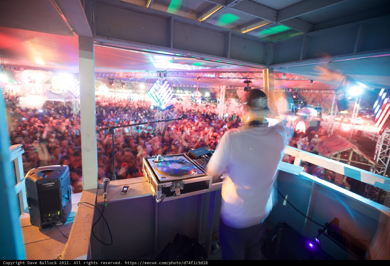 Jamming with the Crowd