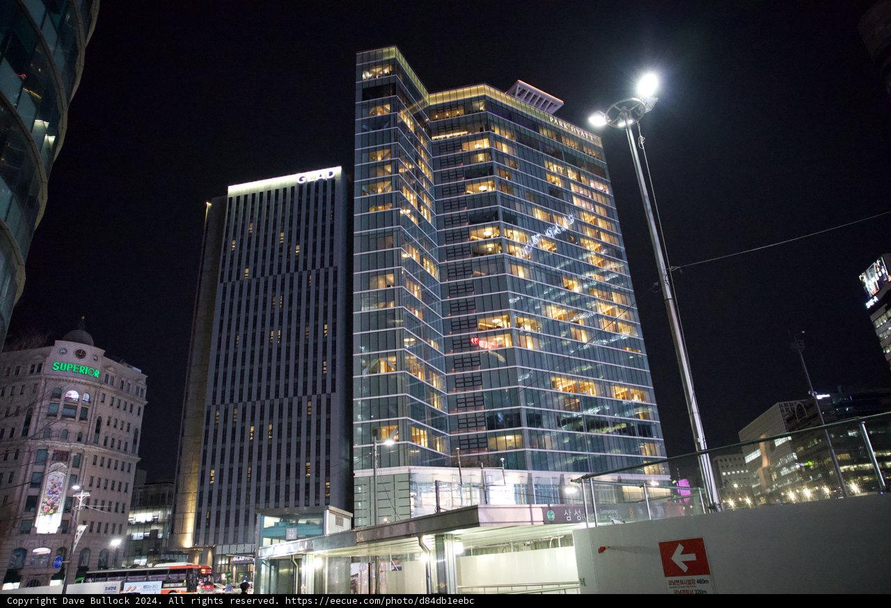 The Urban Night's Elegance: A Glimpse of Seoul 2024