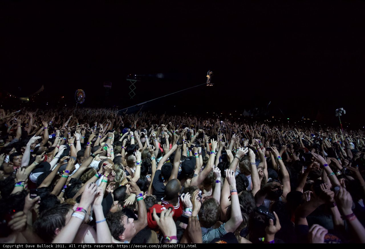Coachella 2011 Crowd Rocks Out Under Starry Sky