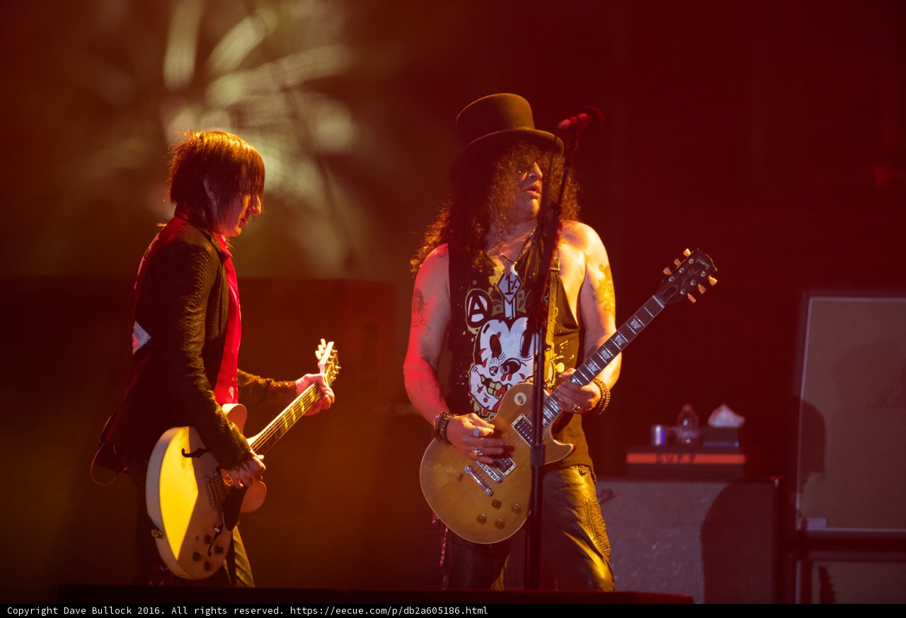 Slash and Jimmy Page Rock the Stage