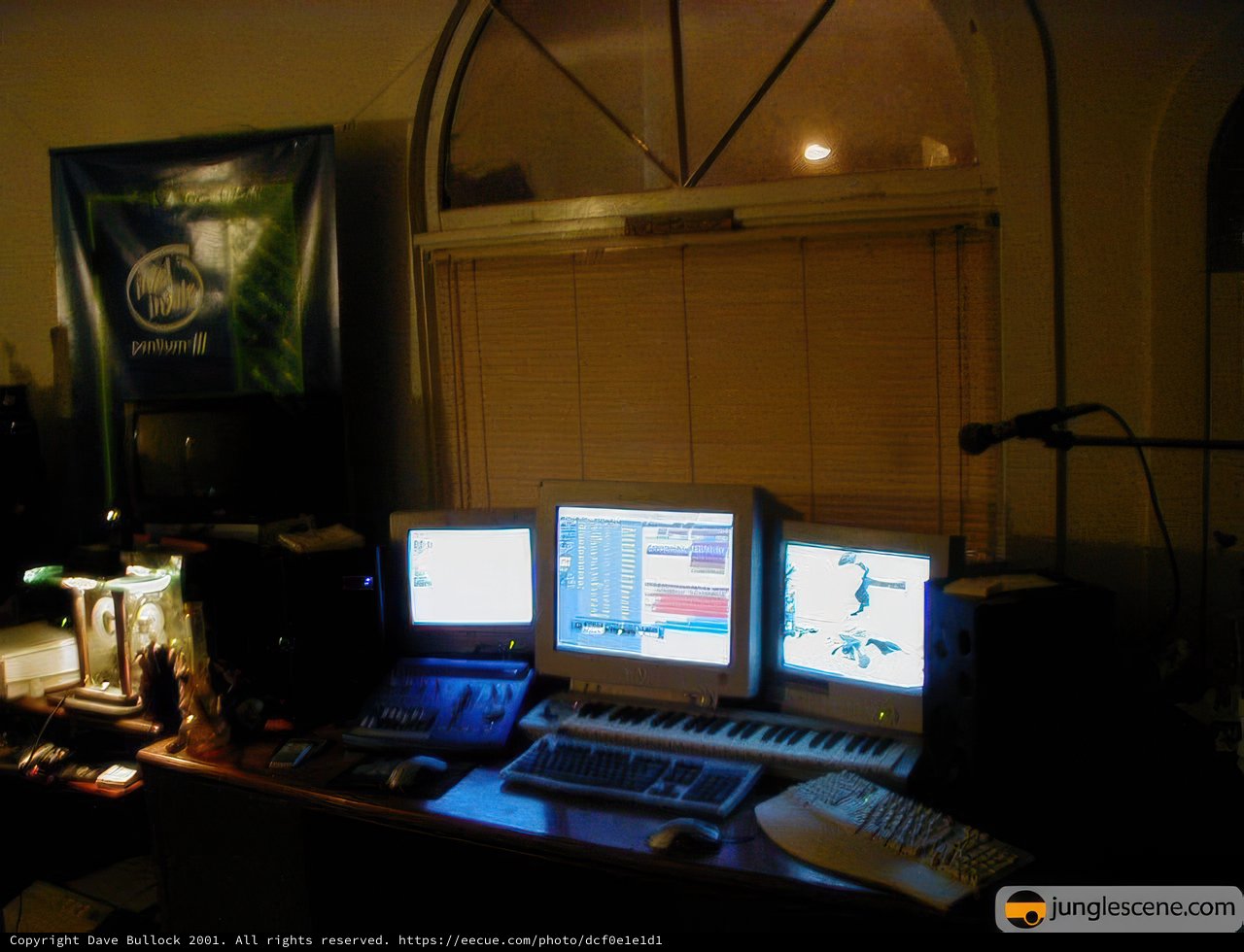 Triple Screen Desk Setup for Optimal Productivity