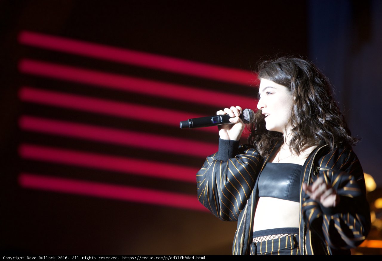 Lorde's Electrifying Solo Performance