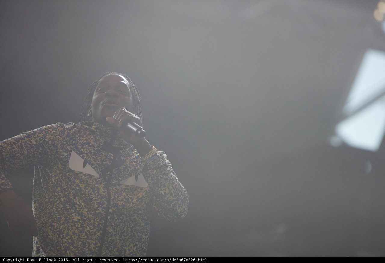 Yellow shirt rocker energizes Coachella crowd