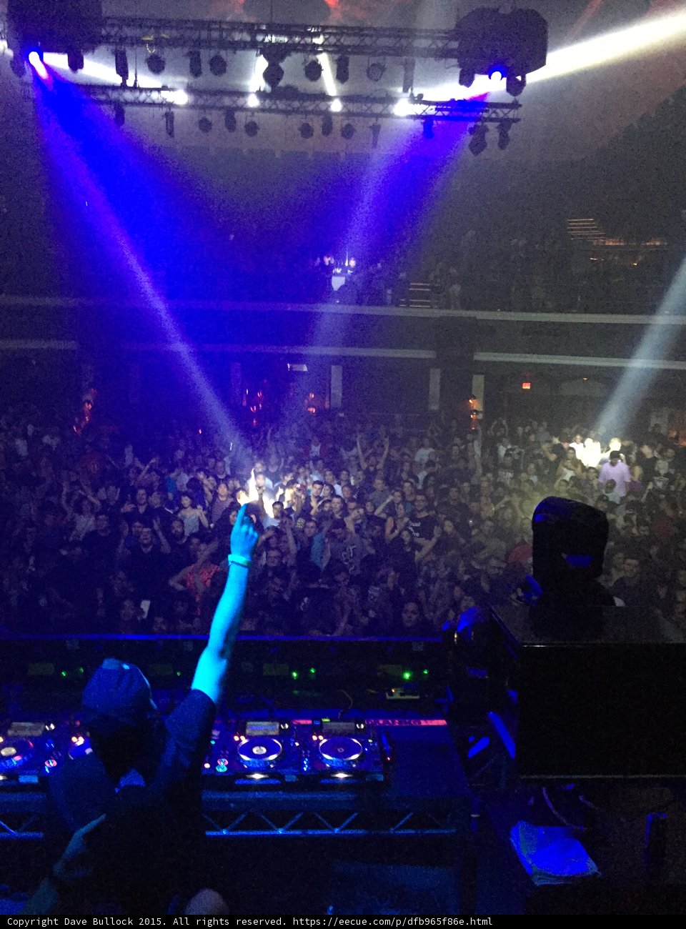 Electric DJ lights up LA club