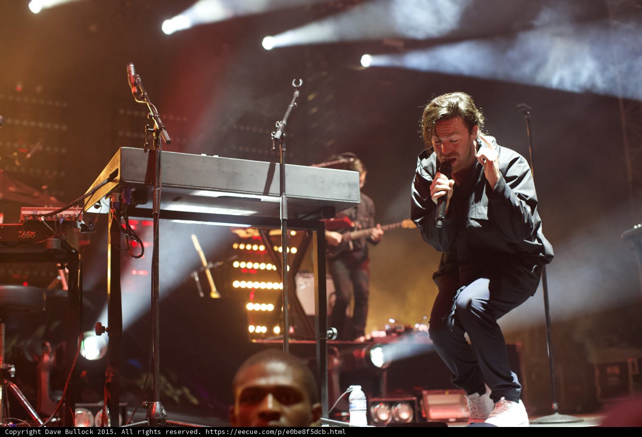 Singer Crouching LED Grid