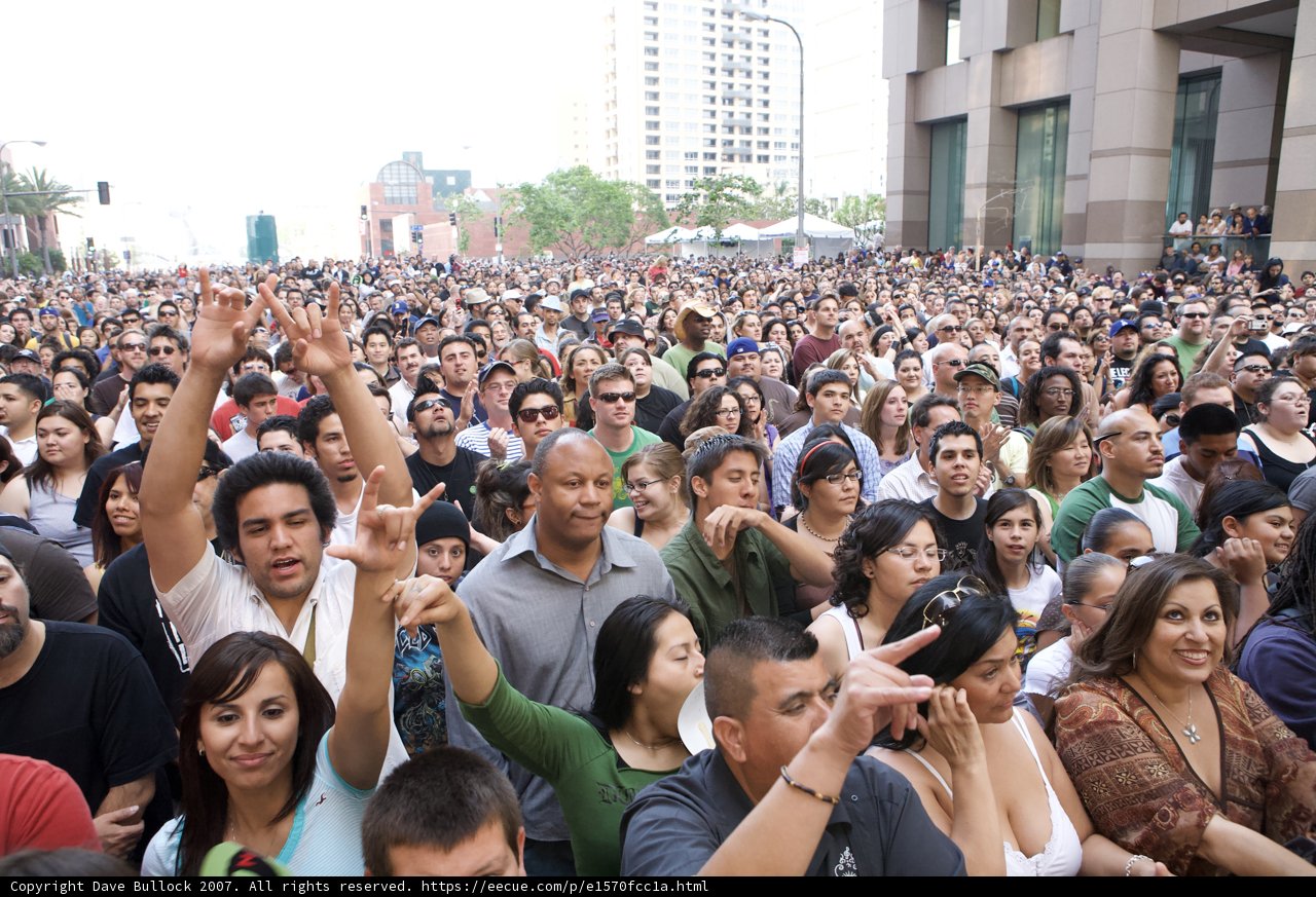 Grand Outdoor Performance Draws Huge Crowd