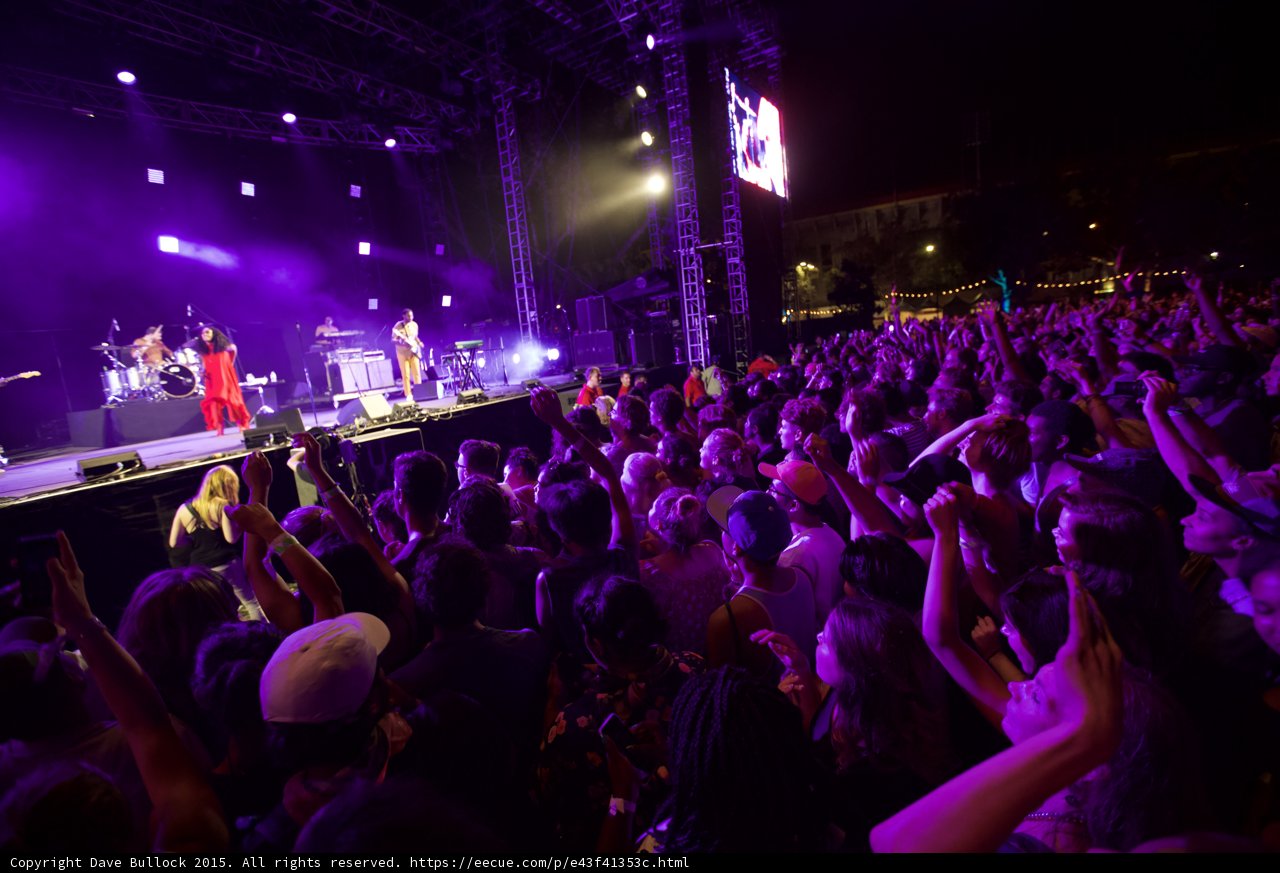 Solange Stage Wide Shot Red Dress Band Crowd Blonde Fan Scaffolding