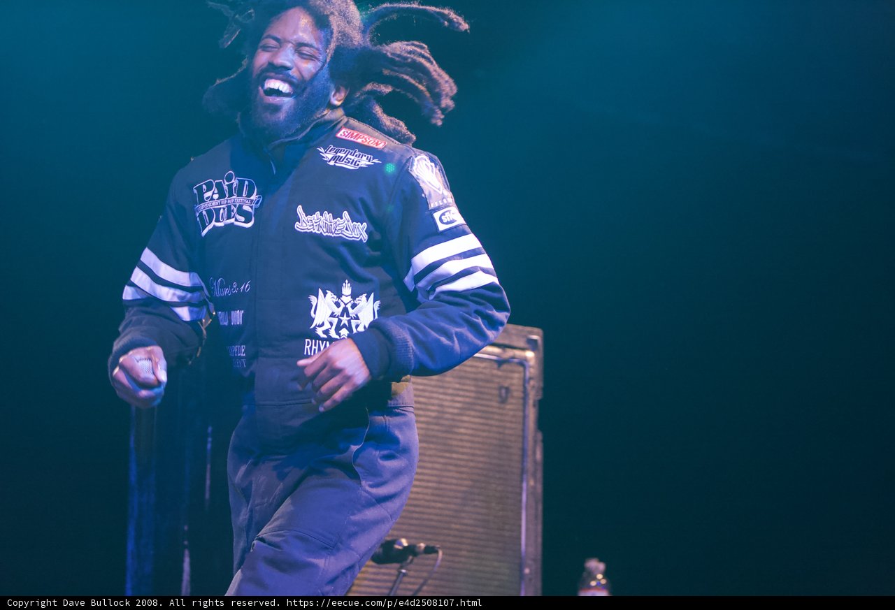 Murs Rocks the Stage with His Dreadlocks