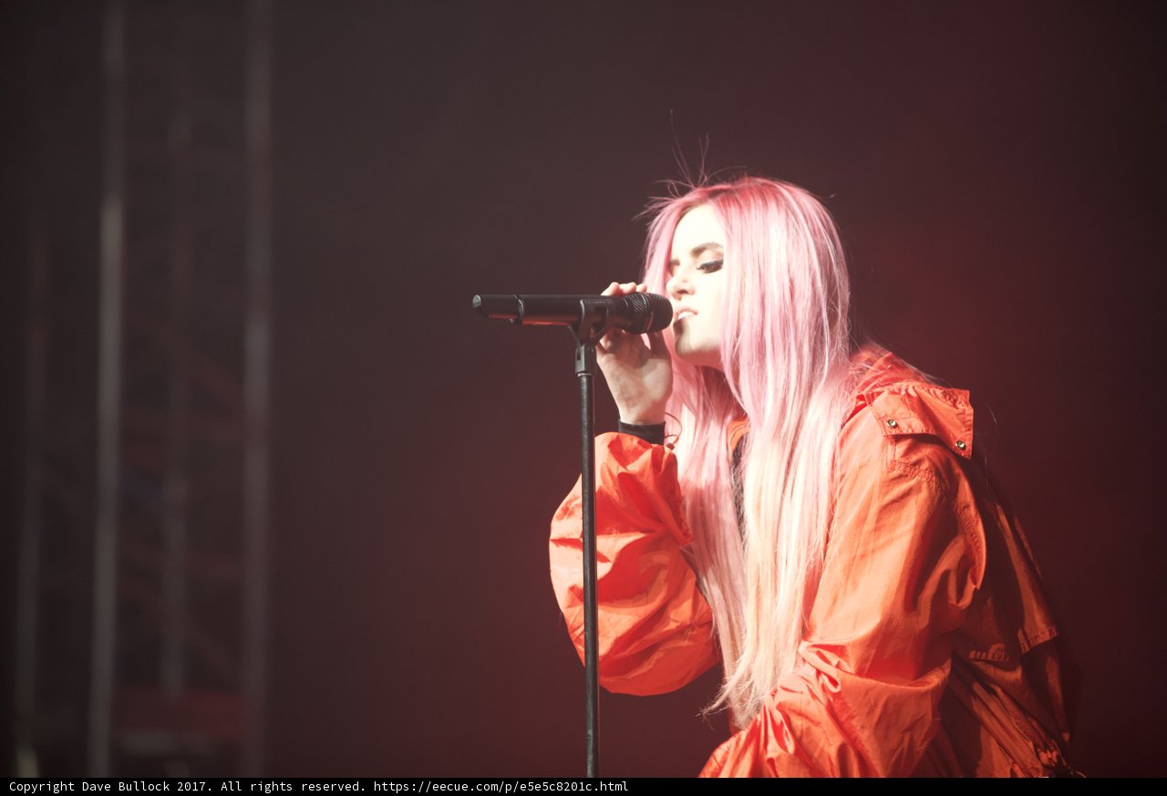 Pink-haired Woman Gives Electrifying Solo Performance at Coachella