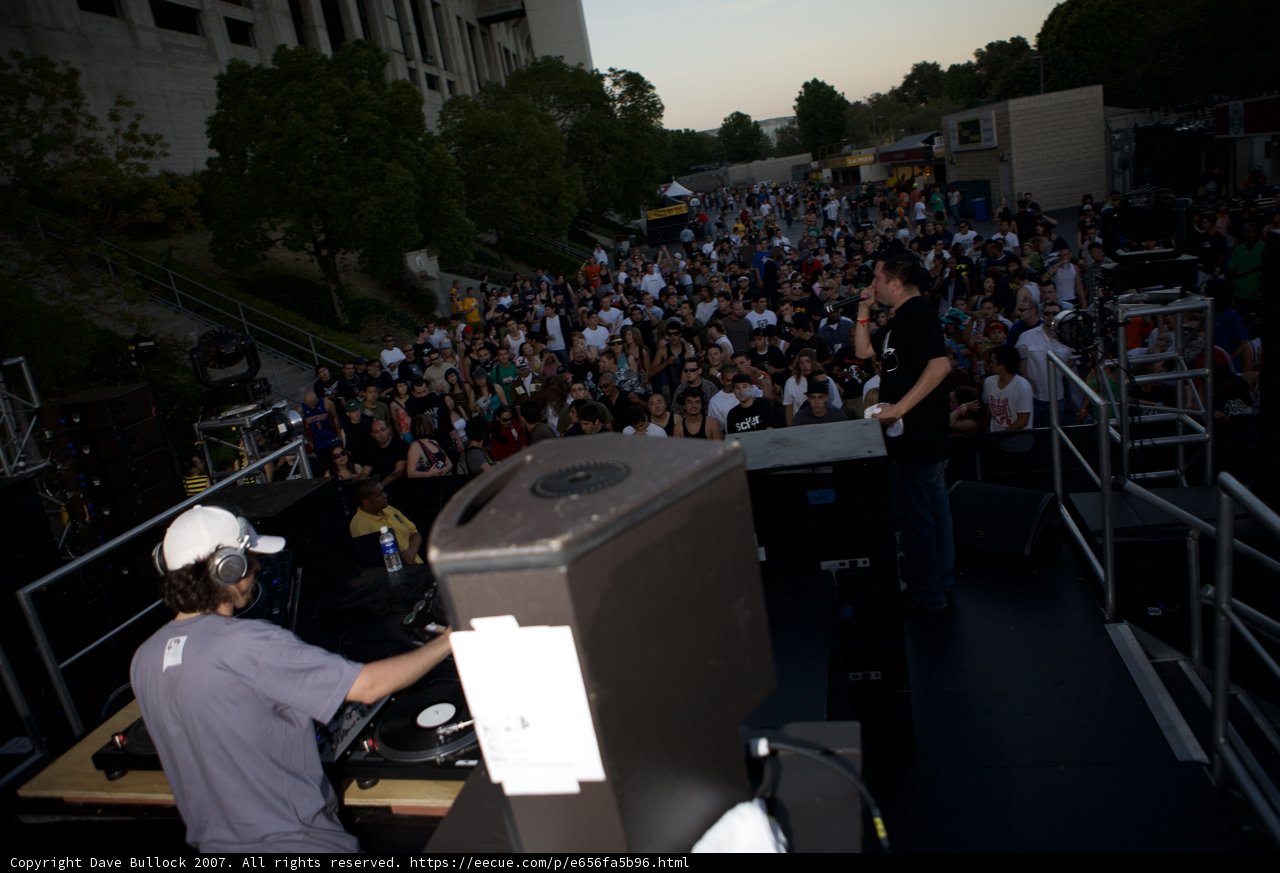 Jamming with the Crowd