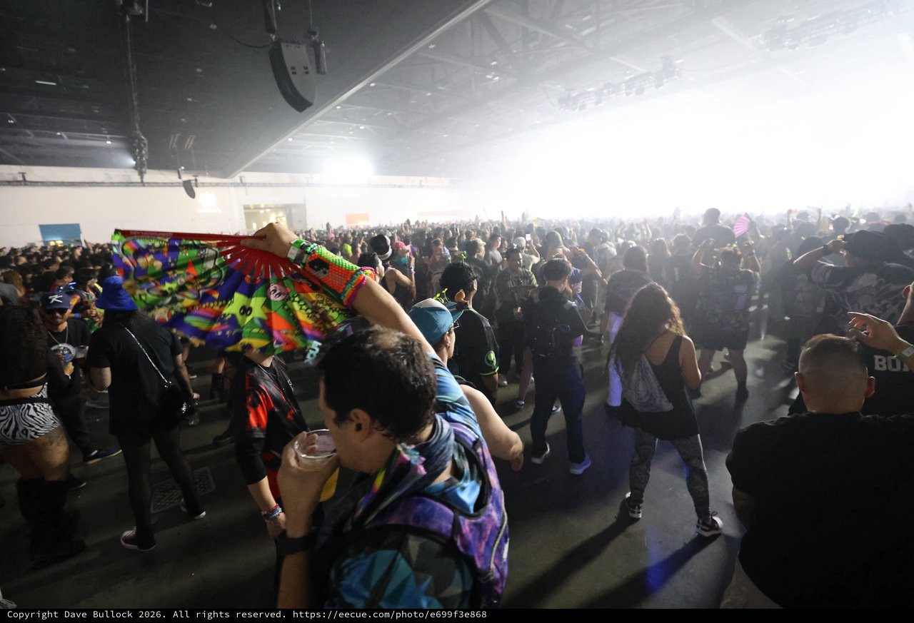 Massive Indoor Crowd Surges at Wobbleland 2026