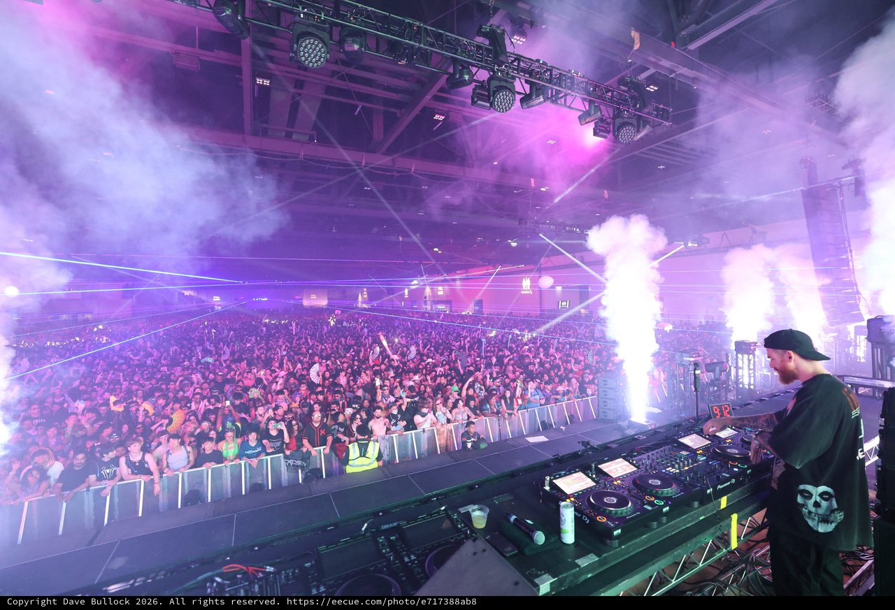 DJ Ignites Massive Crowd at Wobbleland 2026